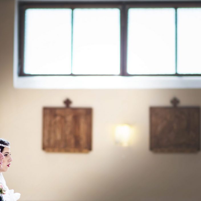 Keď svadobný fotograf pracuje so svetlom a mení uhol pohľadu