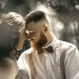 Svadobná fotografia novomanželov pred slávnostne vyzdobeným oltárom