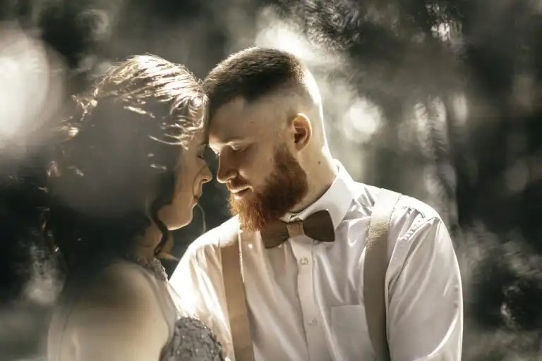 Svadobná fotografia novomanželov pred slávnostne vyzdobeným oltárom