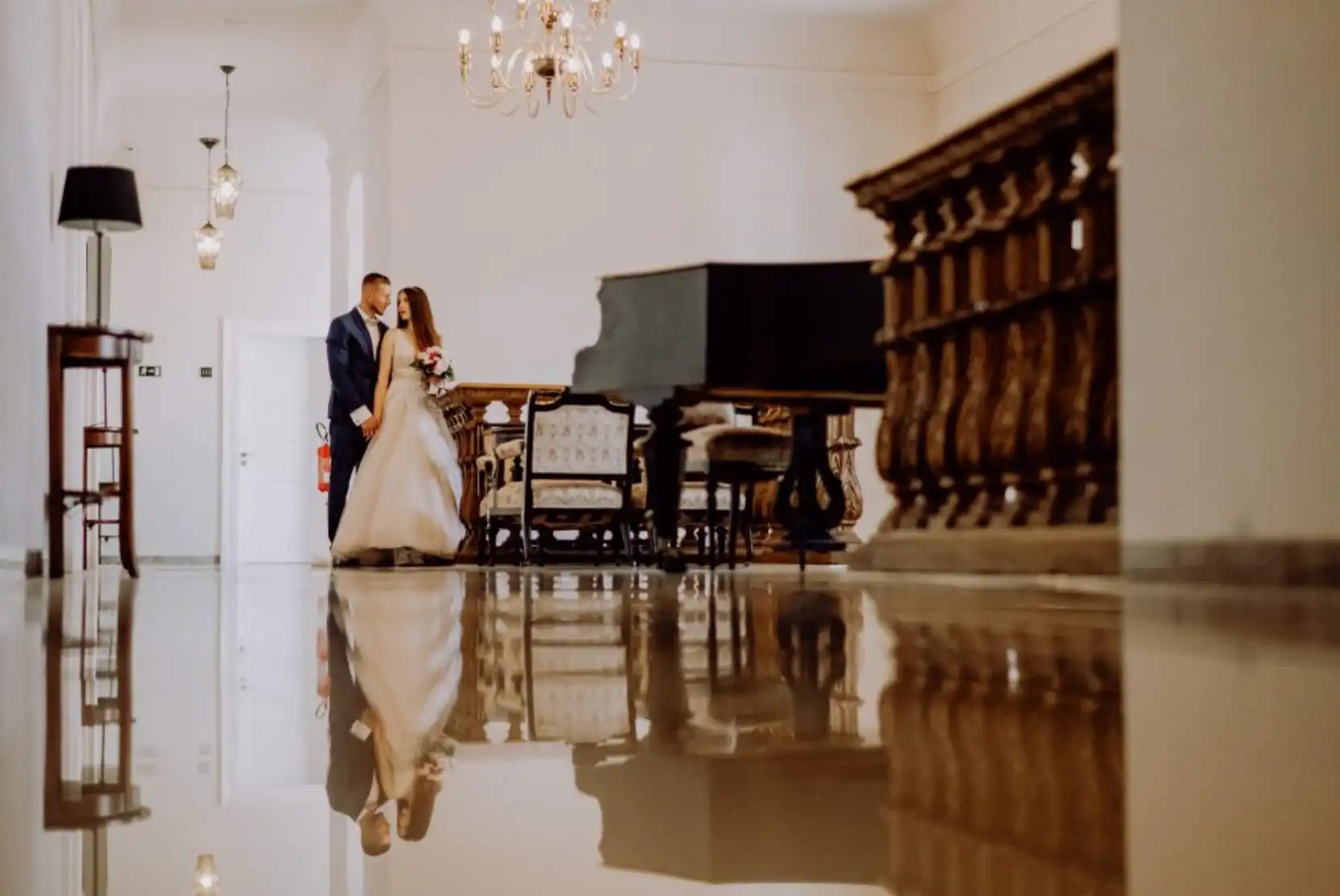 Svadobné foto Château Gbeľany - chodba s klavírom