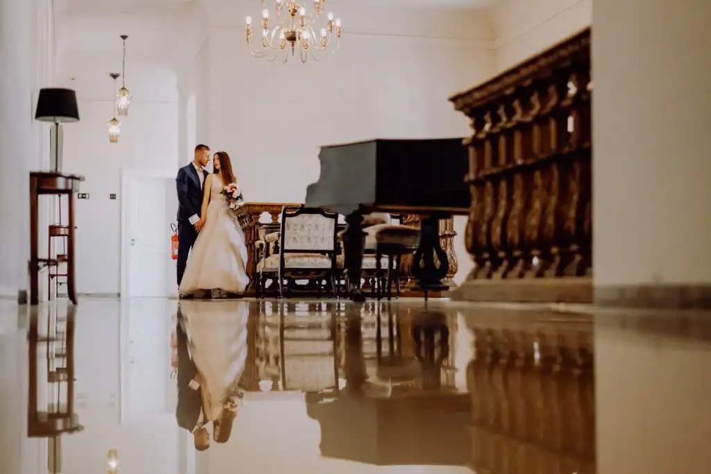 Château Gbeľany - chodba s klavírom