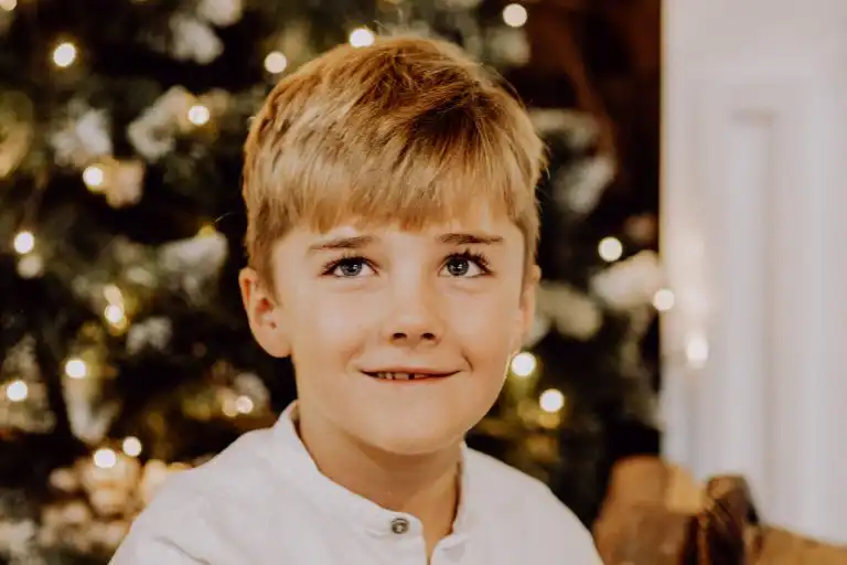 Malý chlapec pózuje pri fotení v profesionálnom fotoštúdiu na Orave