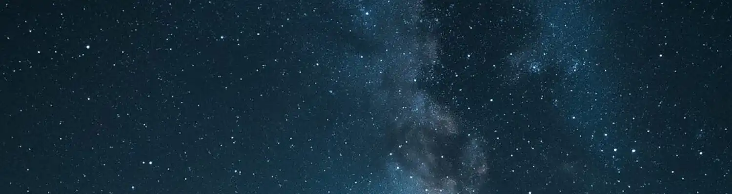 Fotograf fotí nočnú oblohu so statívom