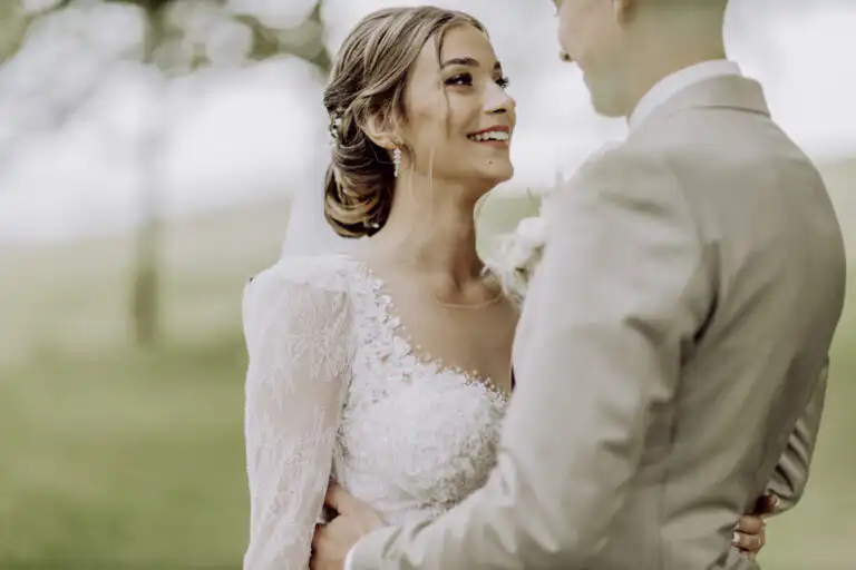 Fotografia od www.fotografovanie.eu | Nevesta a ženích počas svadobného portrétu v exteriéri pri ostrom dennom svetle, jemný bokeh na pozadí a prirodzené emócie