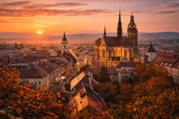 Panoramatický pohľad na historické centrum Košíc s Dómom svätej Alžbety počas zlatej hodinky – fotografovanie Košíc