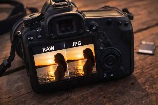 Portret pariku pocas zlatej hodiny v exterieri, makke teple svetlo zapadajuceho slnka a jemne rozostrene pozadie