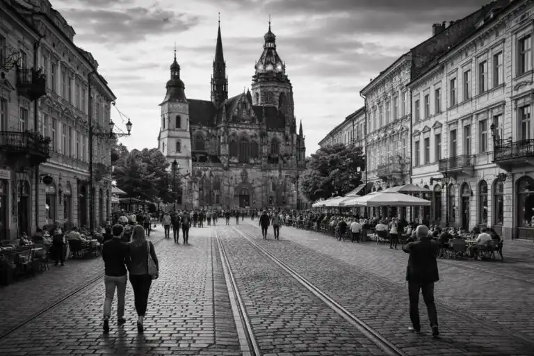 Letecký panoramatický pohľad na Košice s historickým centrom a Dómom svätej Alžbety počas zlatej hodinky – fotografovanie Košíc z výšky