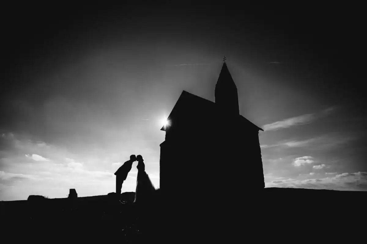 Svadobné pózy pre páry: prirodzené momenty bez stresu