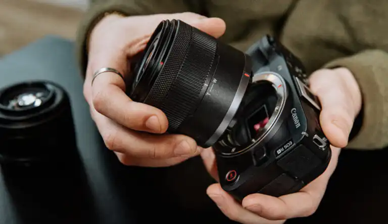 porovnanie canon r50 a sony a6400 fotoaparatu na stole pri dennom svetle
