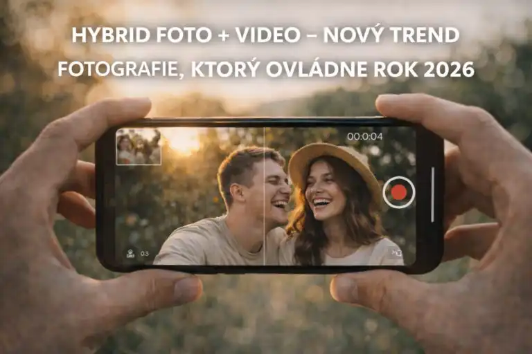 Fotograf natáča krátke video mobilným telefónom počas portrétneho fotenia v exteriéri, ukážka hybridného spojenia fotografie a videa pri prirodzenom svetle
