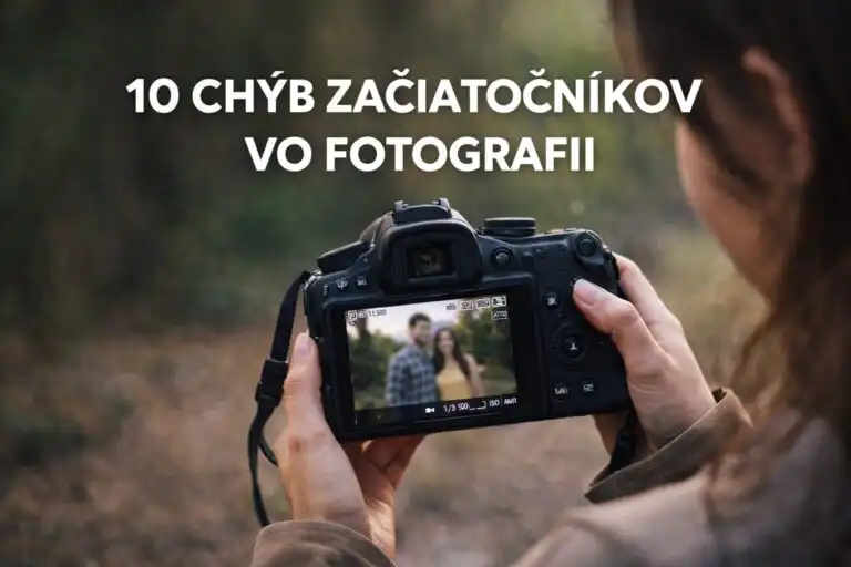 Začiatočníčka kontroluje rozmazanú fotografiu na displeji fotoaparátu v parku počas denného svetla, ukážka jednej z najčastejších chýb pri fotografovaní