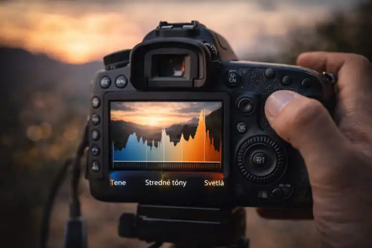 Detailný záber na displej digitálneho fotoaparátu zobrazujúci histogram po odfotení scény, fotograf kontroluje rozloženie svetiel a tieňov v prirodzenom dennom svetle
