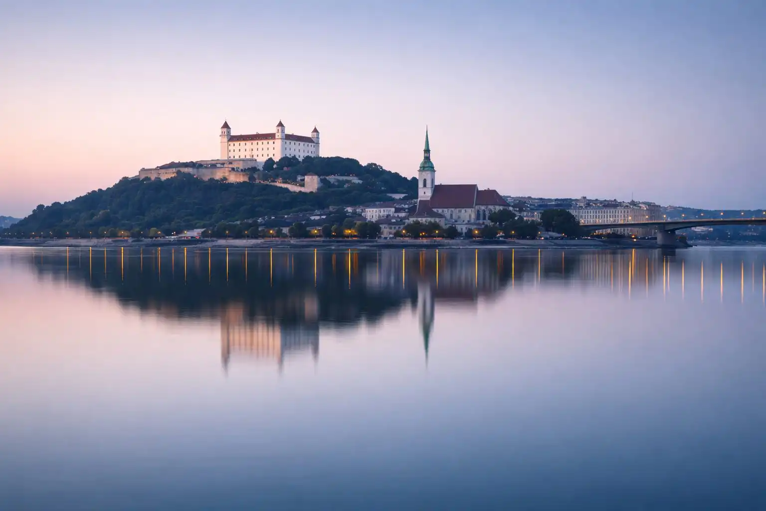 Mokré ulice Bratislavy v daždi