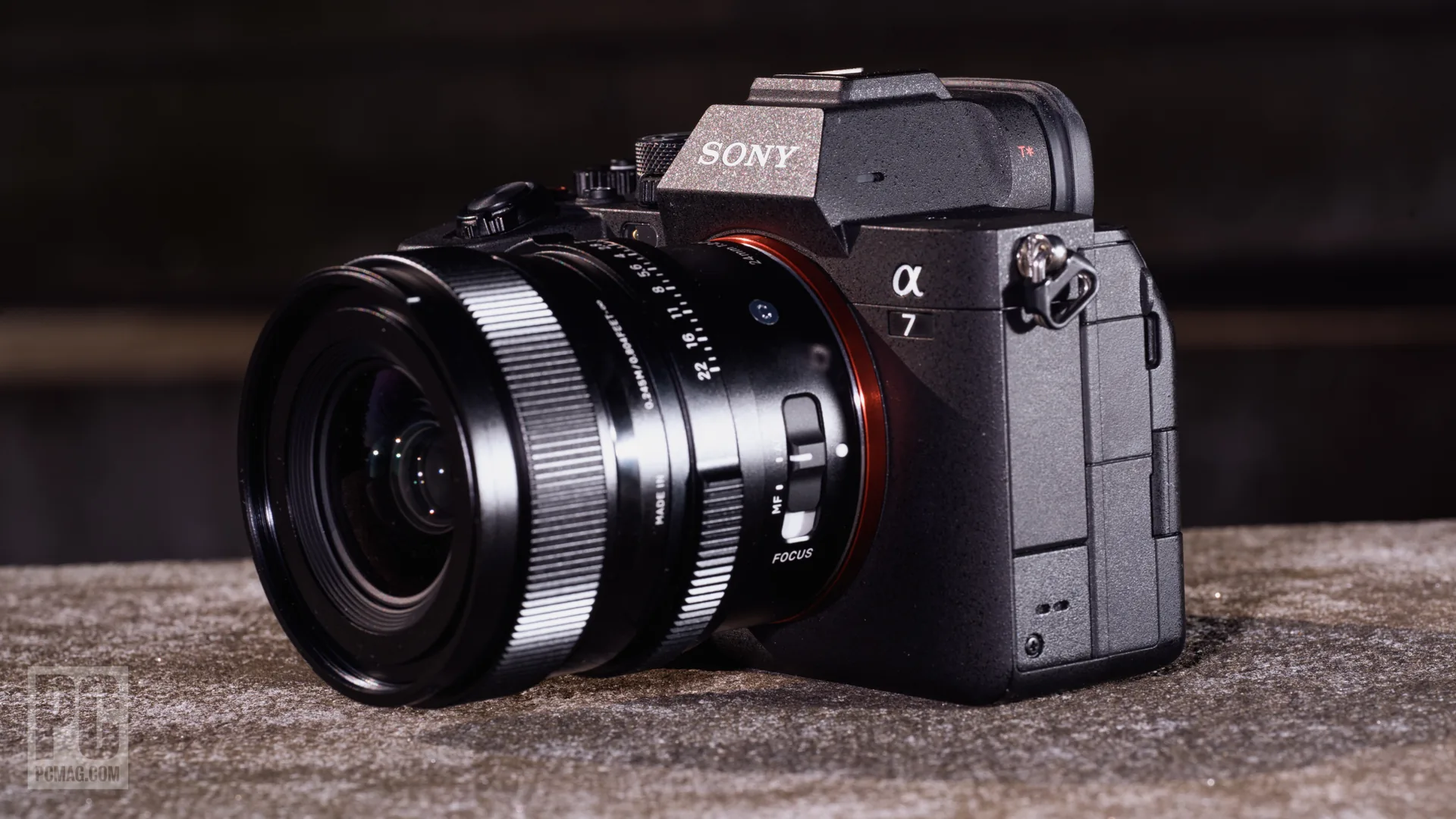 Fotograf drží Sony A7 IV počas portrétneho fotenia v exteriéri pri zlatej hodinke, prirodzené svetlo, realistická scéna bez textu