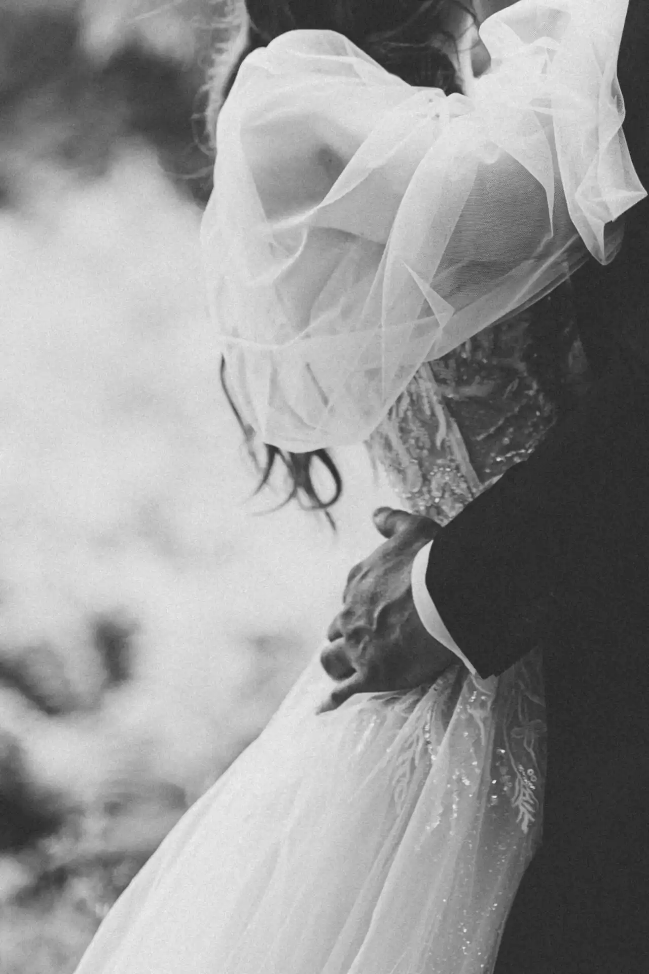 Svadobné fotenie na Orave s novomanželmi v prírode počas jemného večerného svetla