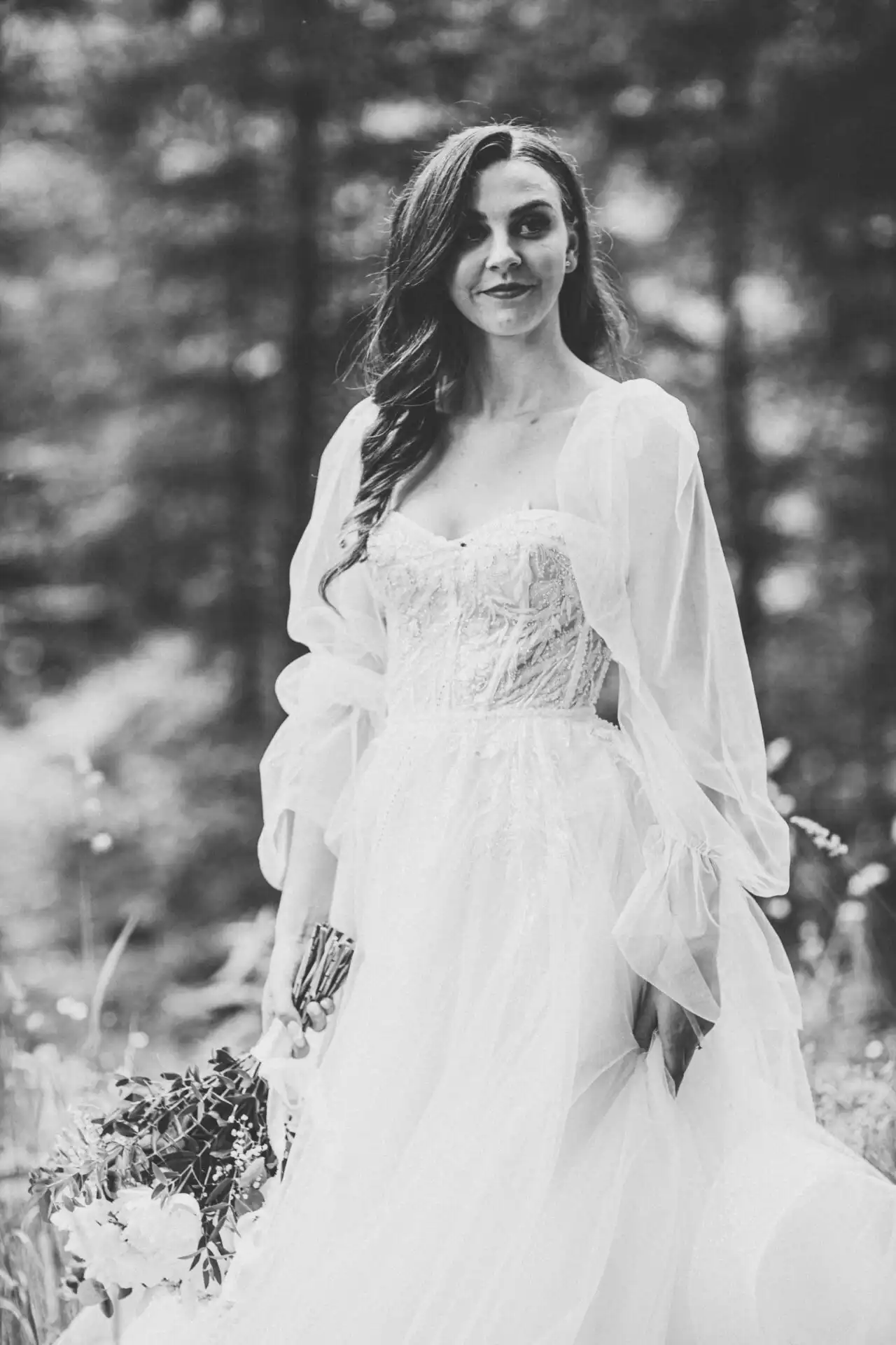 Svadobný fotograf v Žiline pri prirodzenom portrétnom fotení páru v jemnom večernom svetle