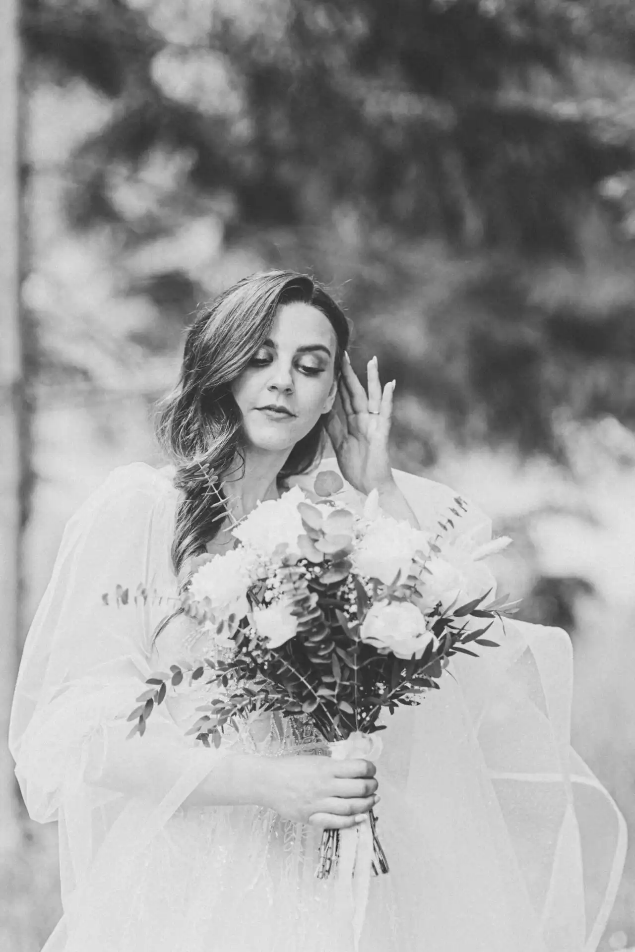 Fotograf na Kysuciach pri prirodzenom fotení páru v mäkkom večernom svetle