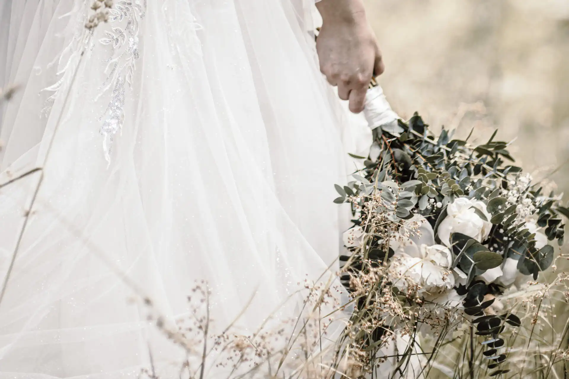 Prirodzené svadobné fotografie v prírodnej lokalite s jemným svetlom a pokojnou atmosférou