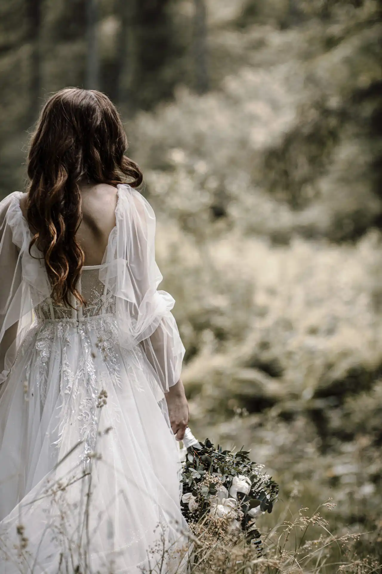 Svadobný fotograf Žilina pri fotení páru na elegantnej lokalite s čistou kompozíciou