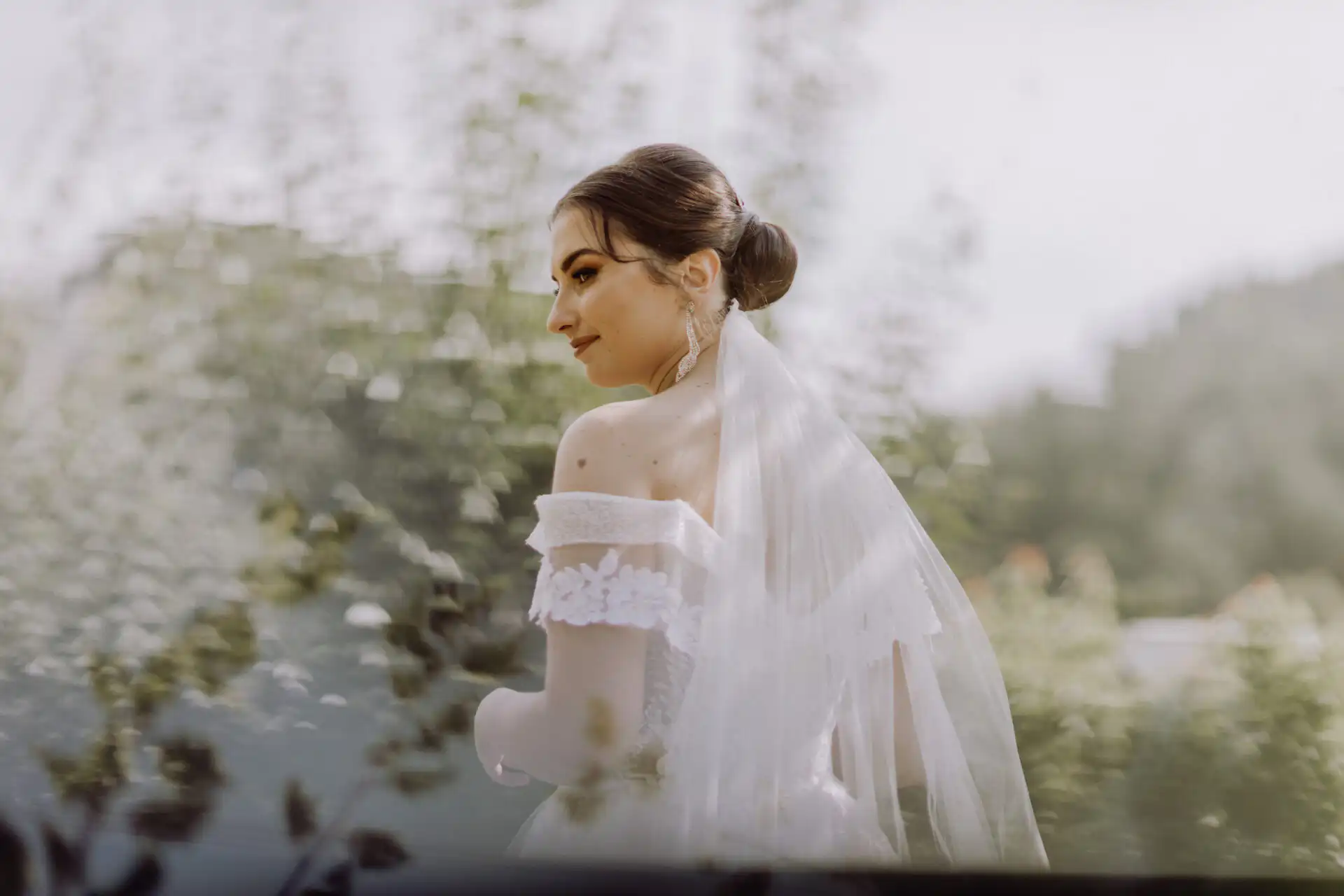 Svadobné portréty páru v prírode pri jemnom svetle po obrade