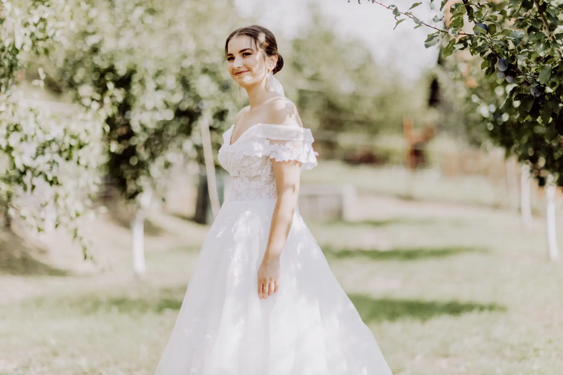 Svadobné fotenie pred obradom s párom počas pokojného dopoludnia