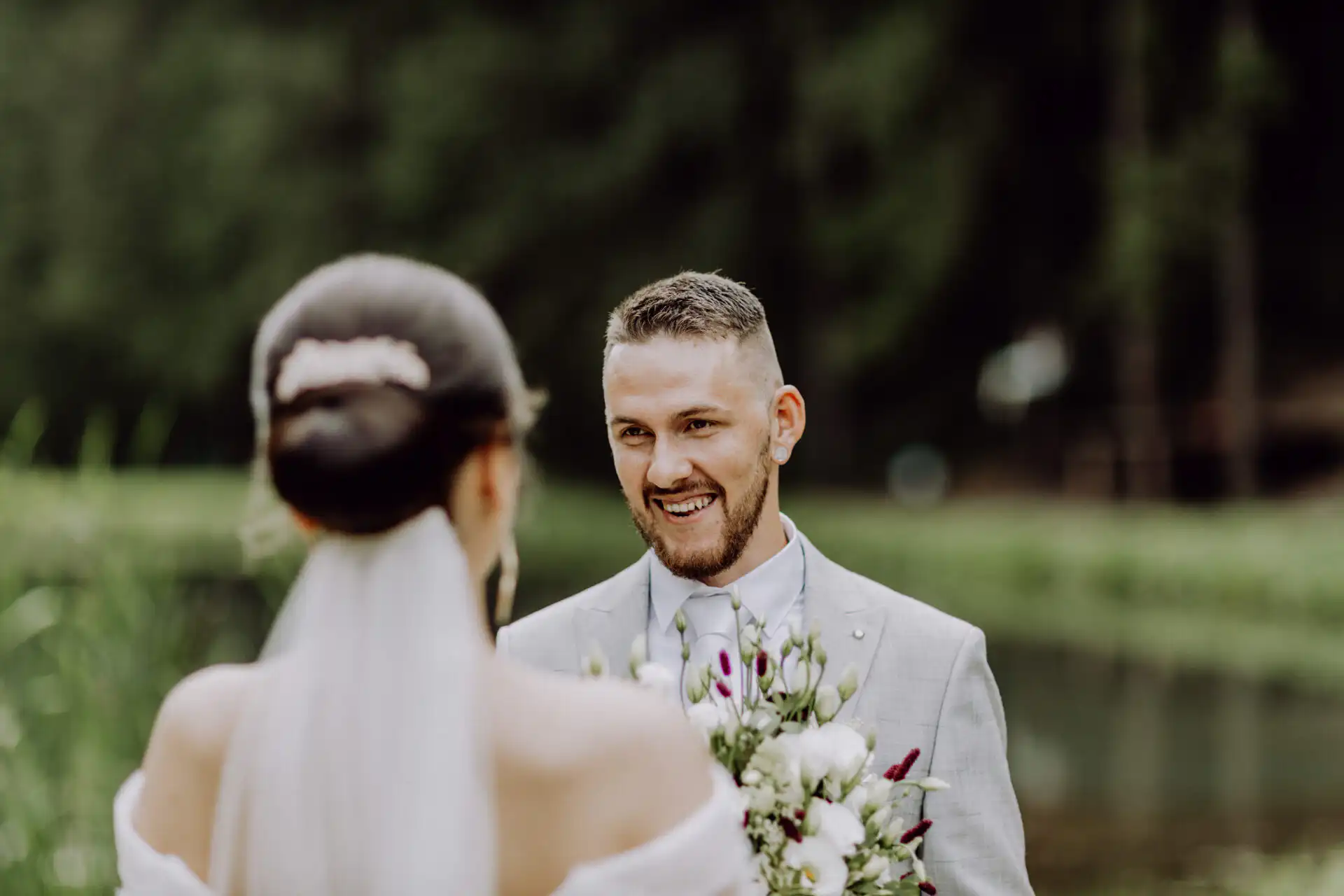 Svadobné fotografie páru v jemnom večernom svetle s prirodzenou emóciou