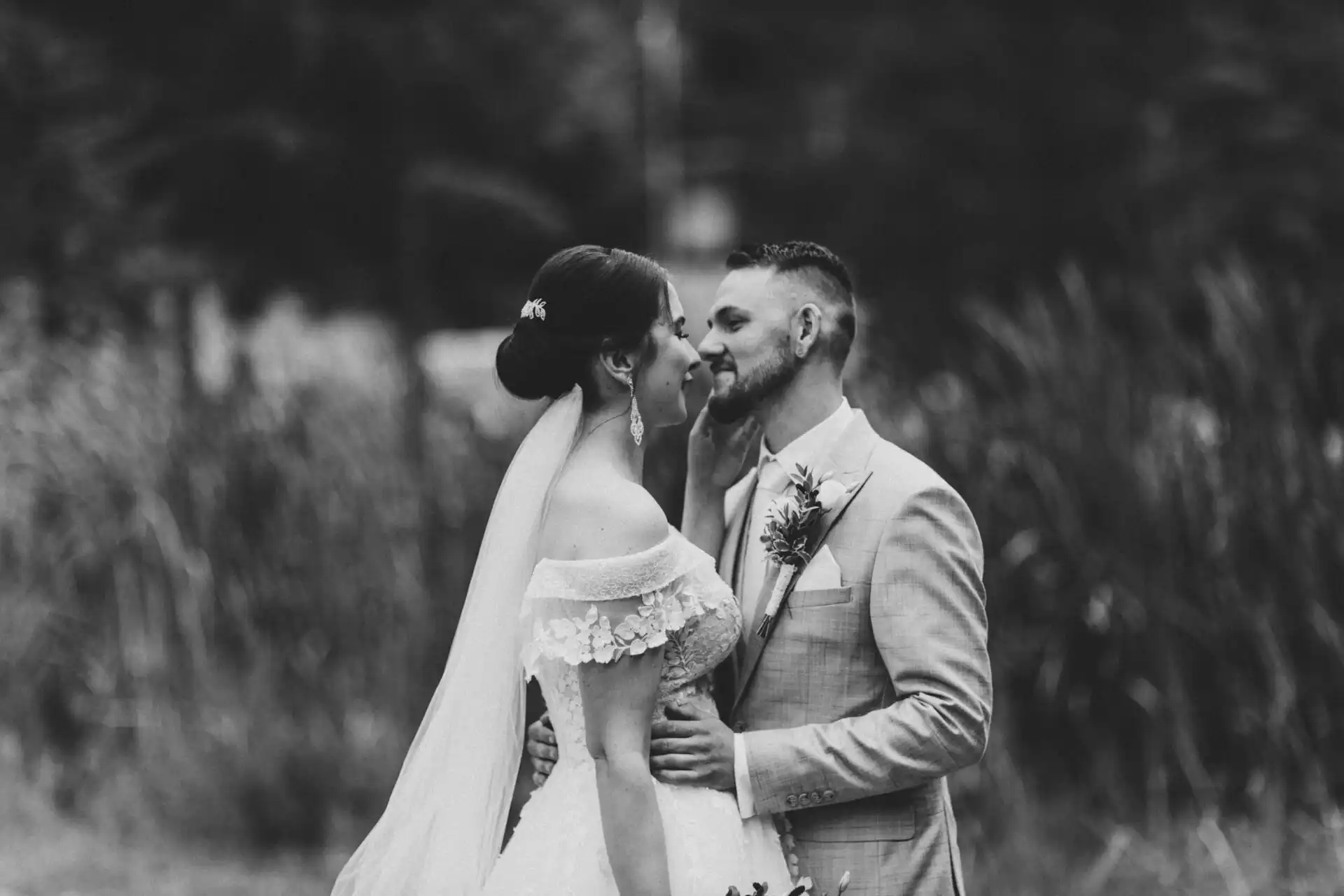 Portréty v Námestove v mäkkom večernom svetle s pokojnou prirodzenou atmosférou