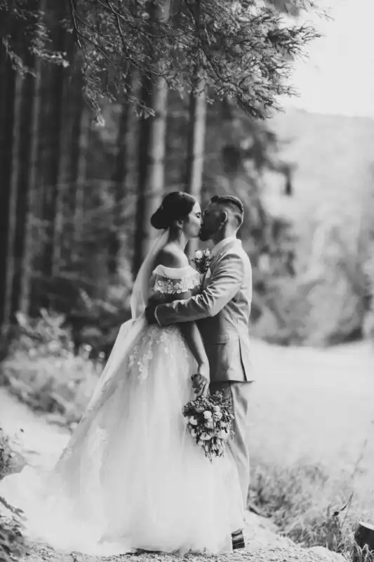 Svadobné fotografie – kompletný sprievodca, ako získať prirodzené, emotívne a nadčasové zábery, ku ktorým sa budete radi vracať