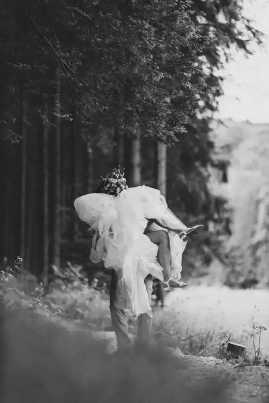 Svadobný harmonogram pre krajšie fotografie – ako naplánovať deň tak, aby svadobné zábery pôsobili prirodzene, pokojne a nadčasovo