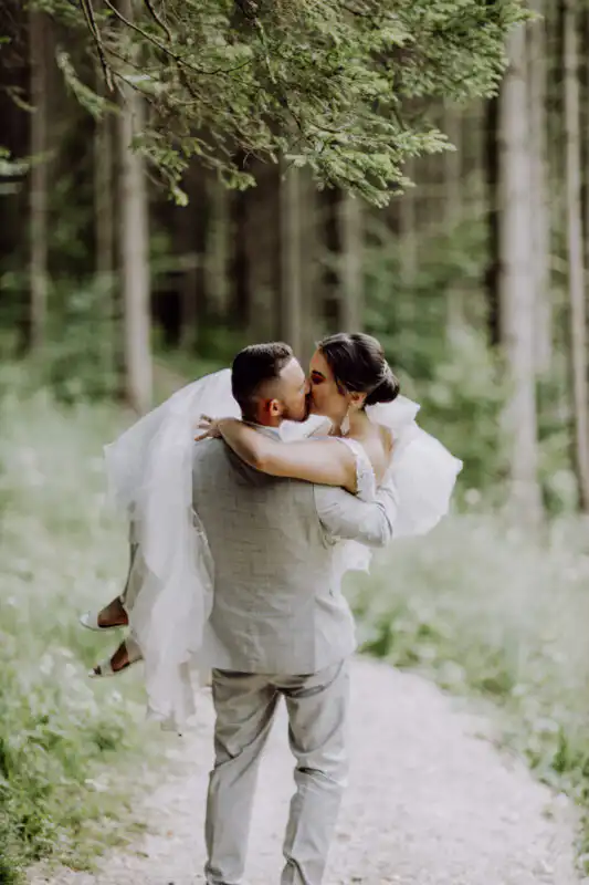 Fotograf na svadbu Žilinský kraj – ako si vybrať svadobného fotografa pre prirodzené, emotívne a nadčasové svadobné fotografie