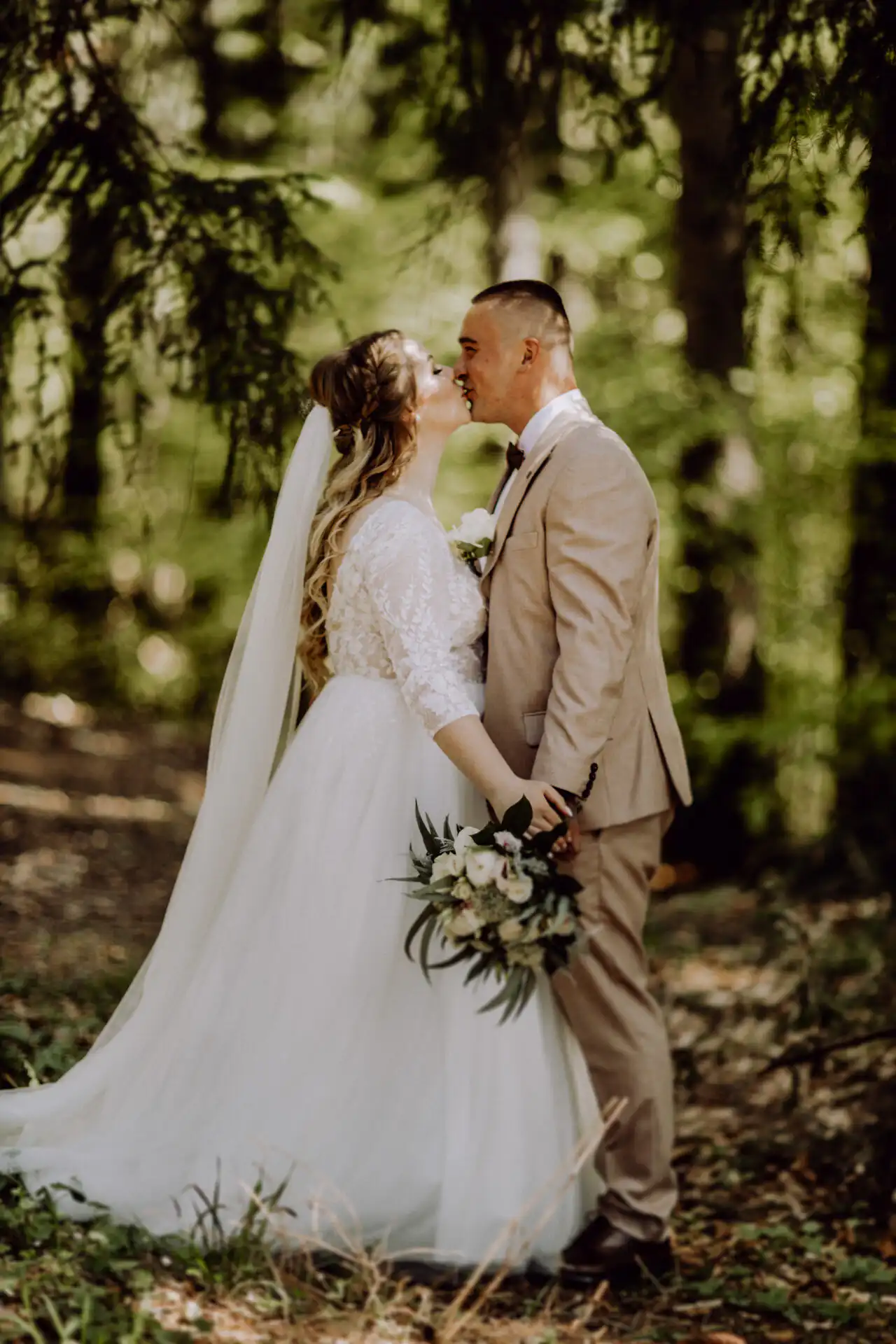 Fotograf v Námestove pri prirodzenom fotení páru v jemnom večernom svetle