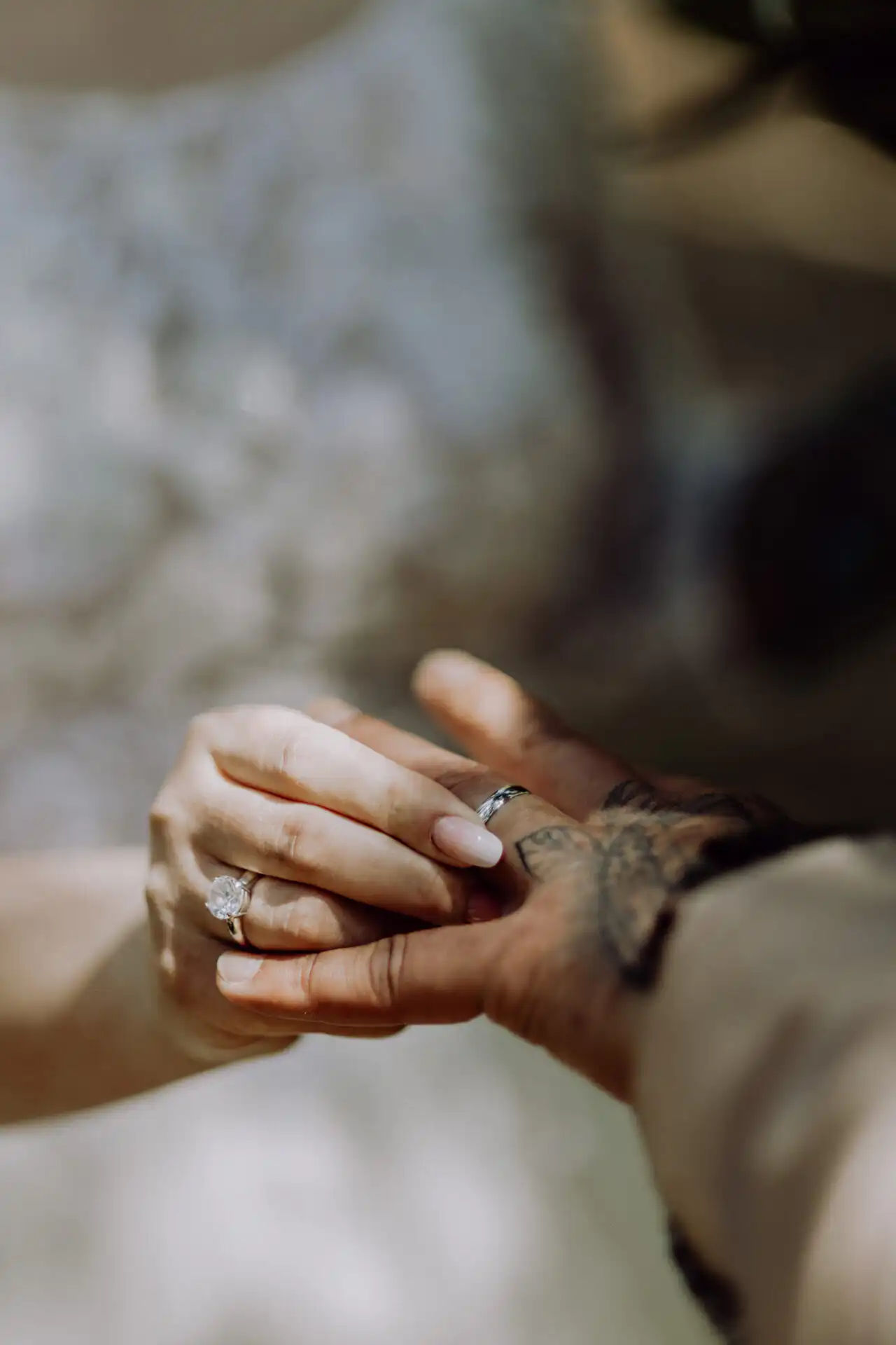 Fotograf v Žilinskom kraji pri prirodzenom fotení páru v jemnom večernom svetle