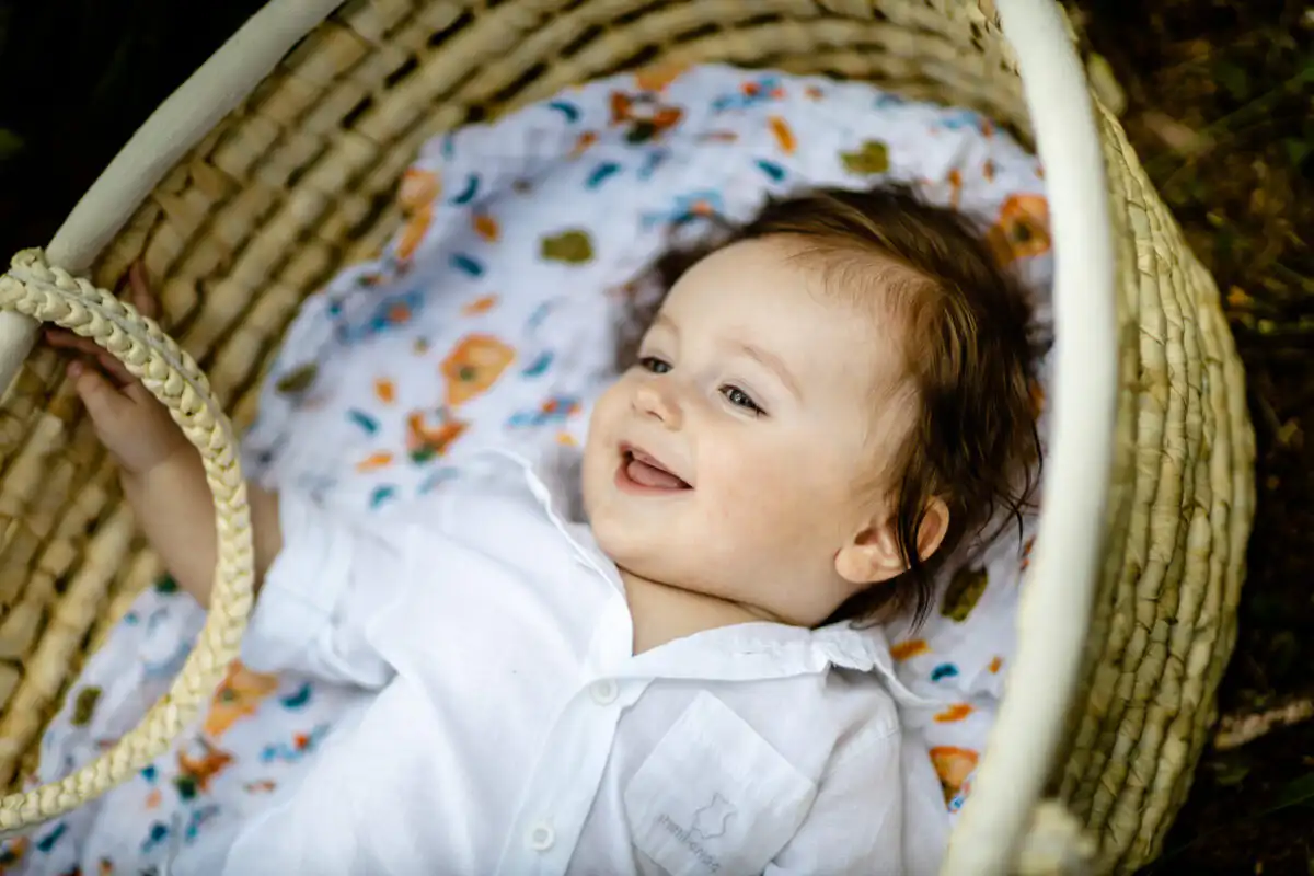 Ako fotiť portrét pri okne: 7 scenárov svetla a nastavení pre krásnu pleť a prirodzený výraz