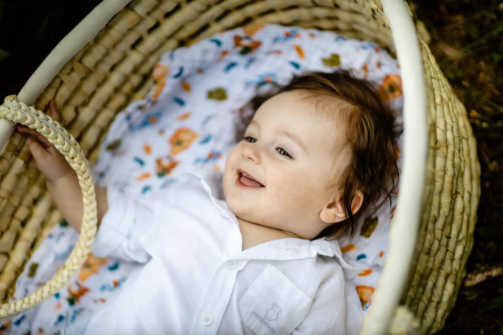 rodinné fotenie v prírode pri jemnom večernom svetle s prirodzenými emóciami