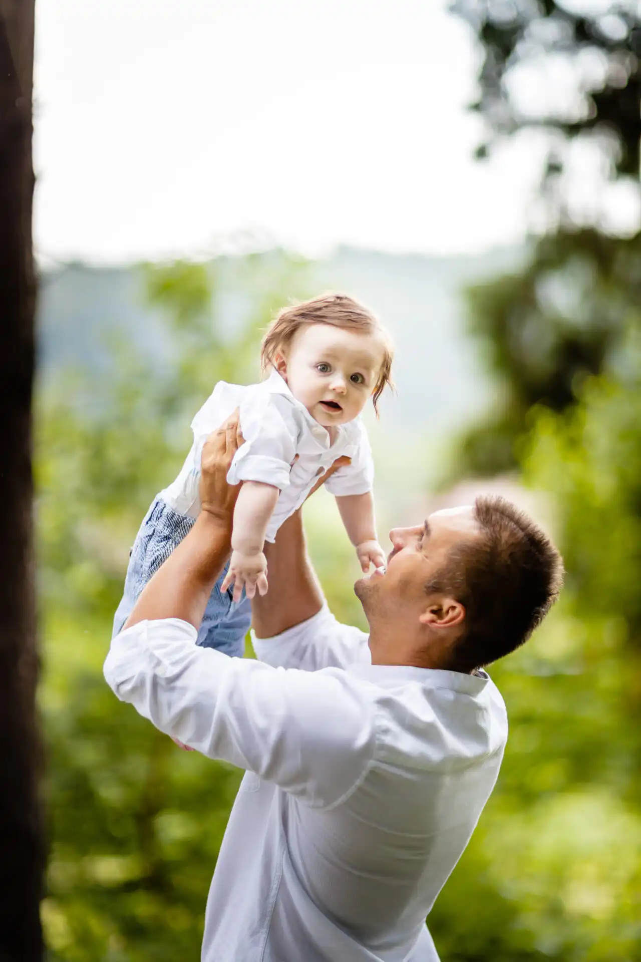 ostre fotenie deti v pohybe pri behu v exterieri