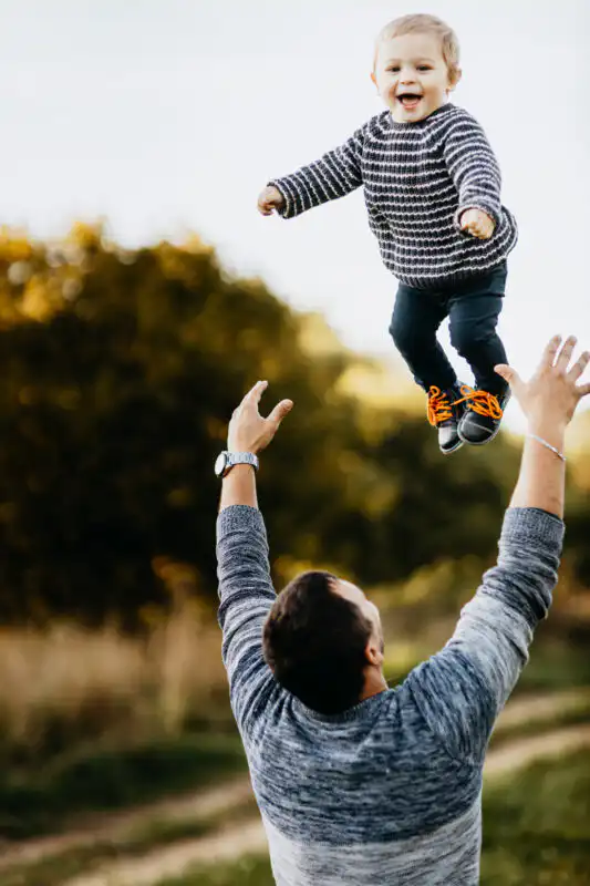 Čo si obliecť na rodinné fotenie (kompletný sprievodca farbami, štýlom a kombináciami)