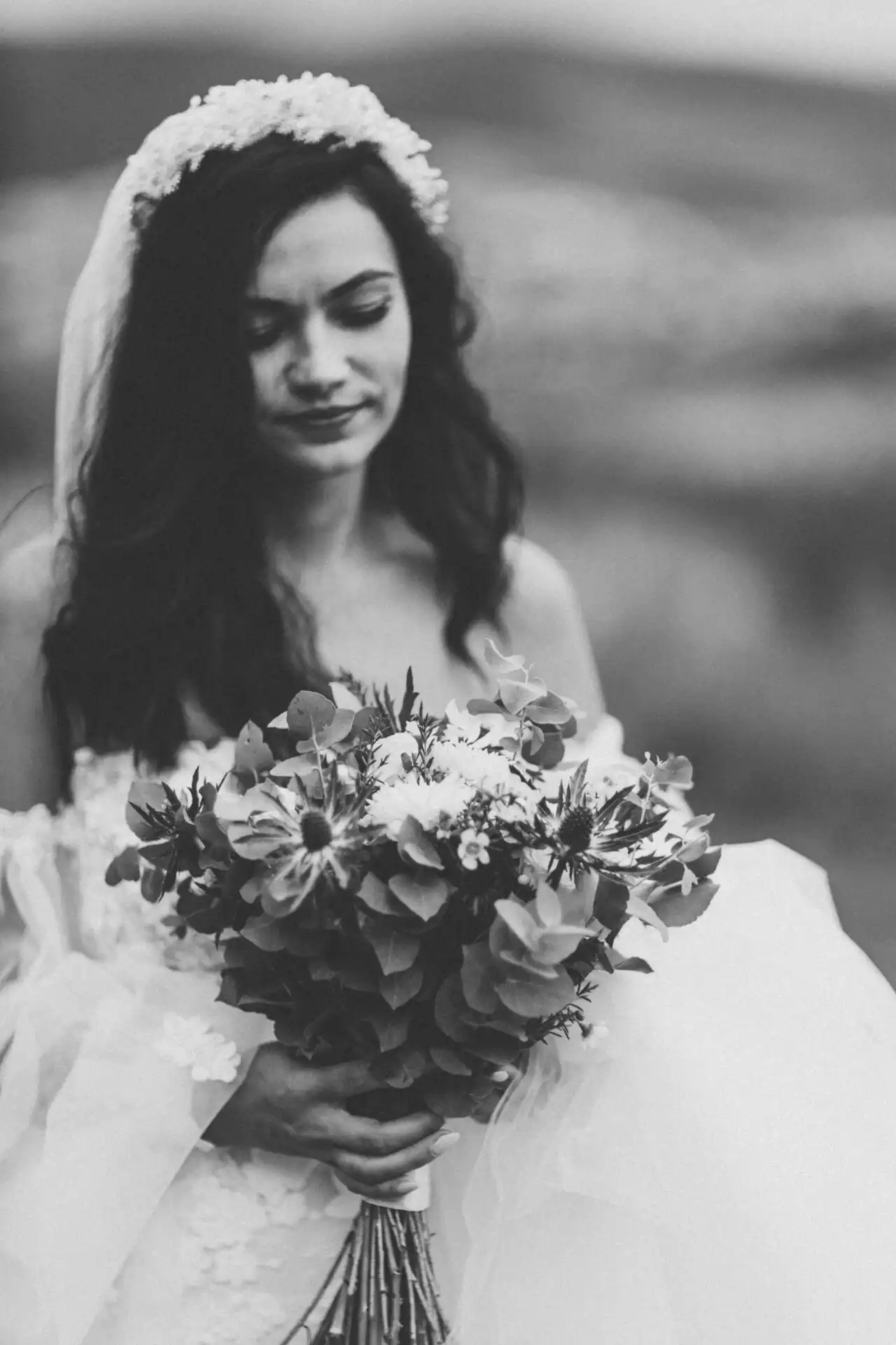 Svadobné portréty na Orave s horským pozadím a prirodzenou emóciou novomanželov