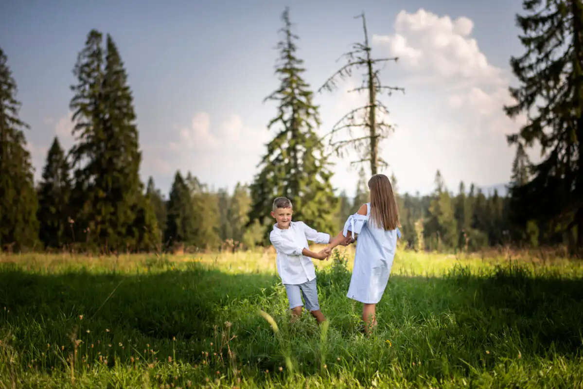 Ako fotiť súrodencov spolu: prirodzené pózy, svetlo a ostré fotky bez chaosu