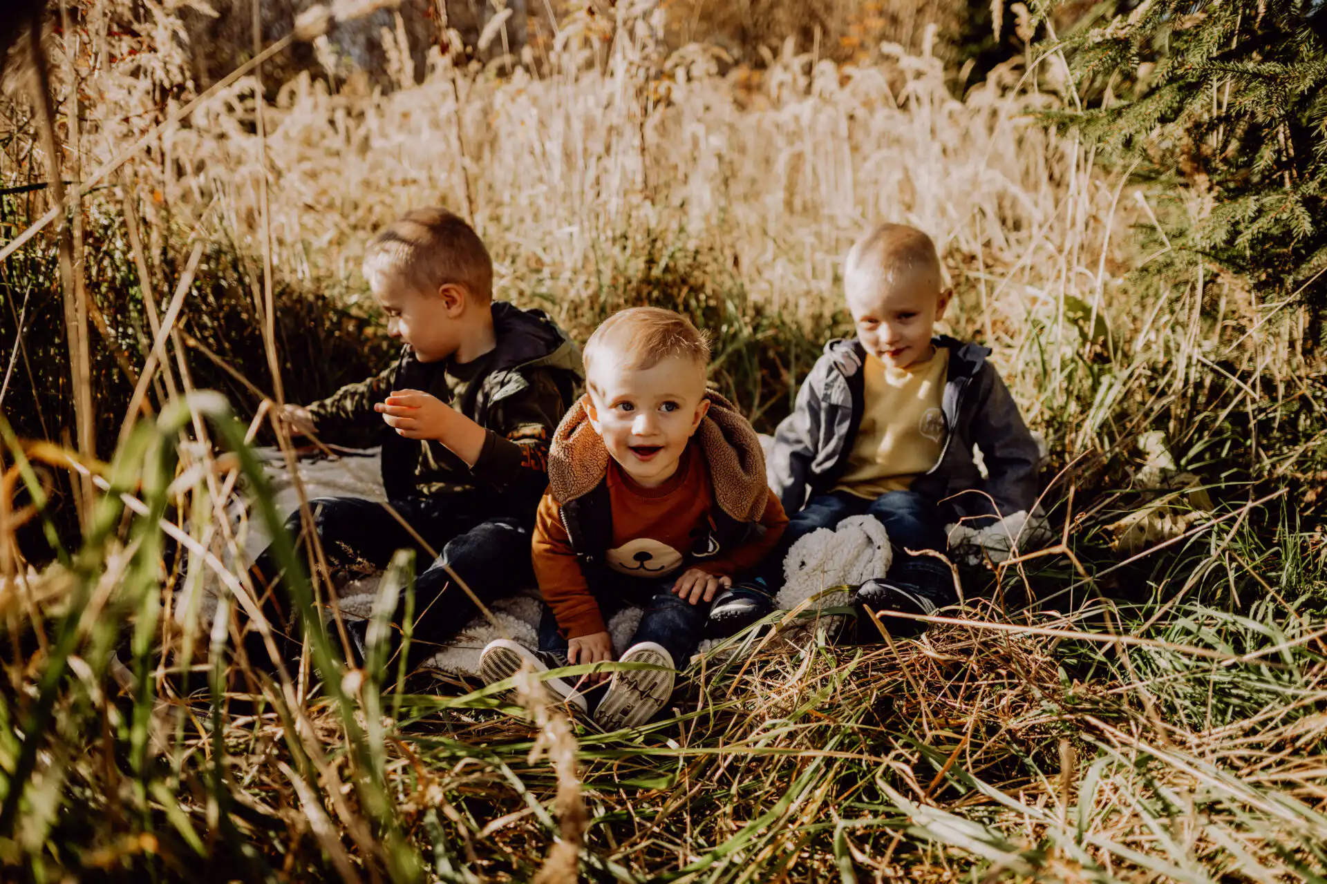 fotenie súrodencov spolu v prirodzenom svetle s úsmevom a kontaktom medzi deťmi