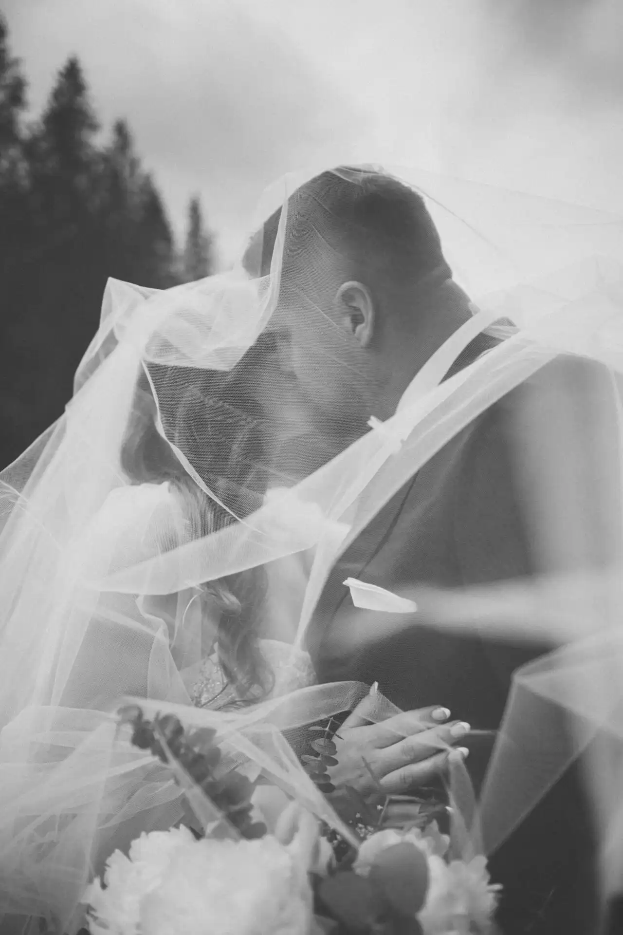 Svadobný fotograf pri prirodzenom portrétnom fotení páru v jemnom večernom svetle