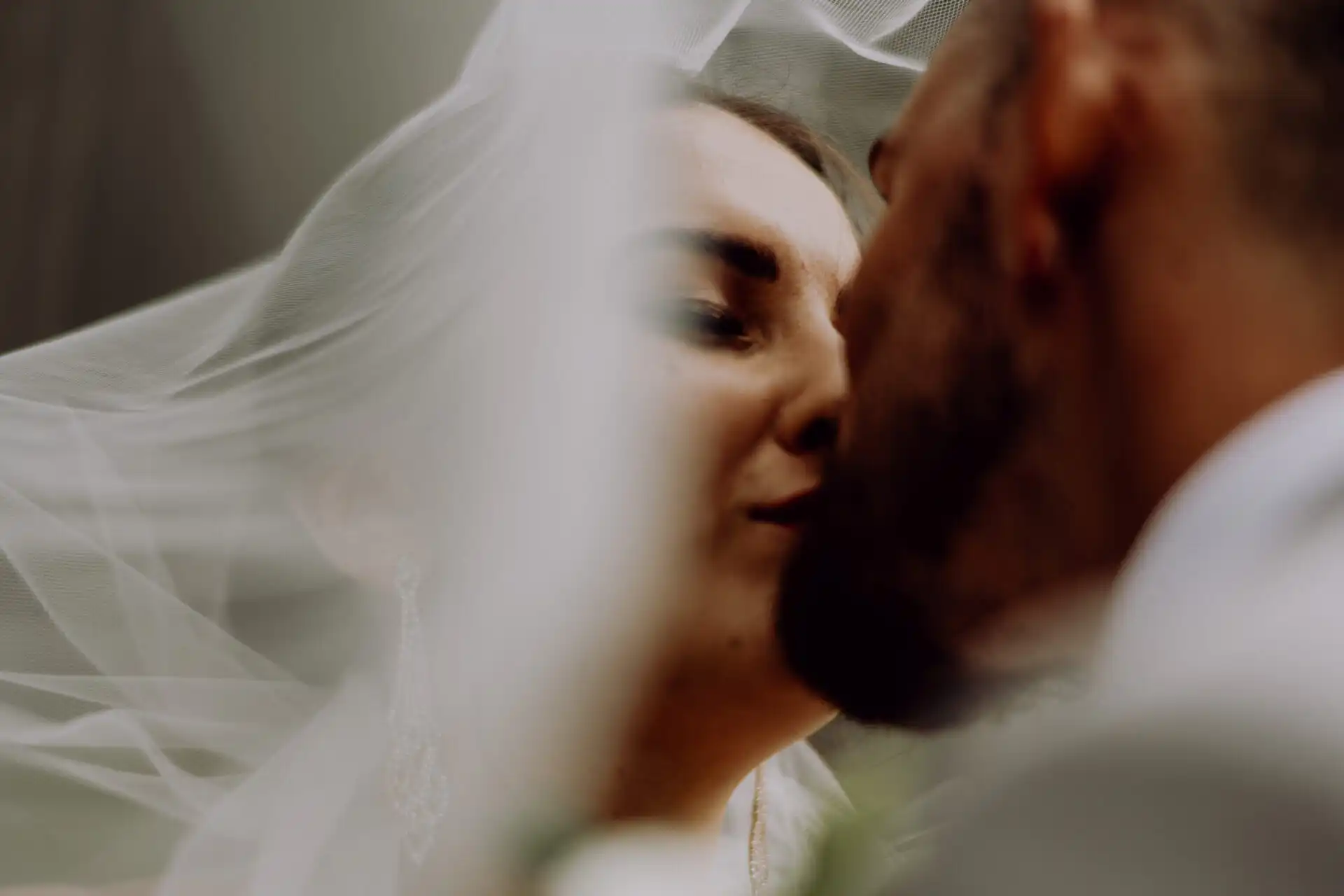 Svadobné portréty na Orave v jemnom večernom svetle s prirodzenou atmosférou