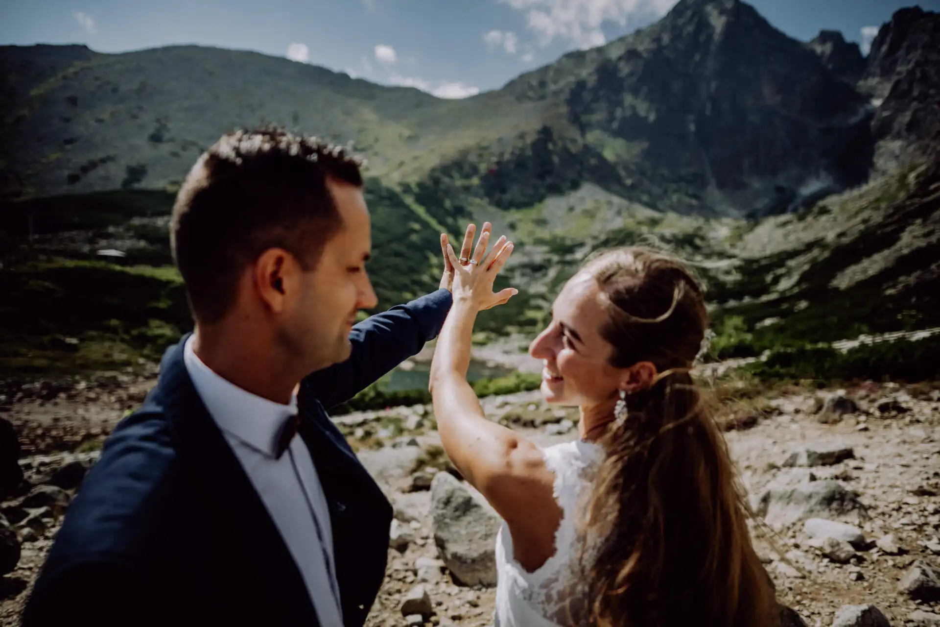 Svadobné portréty páru v jemnom večernom svetle s prirodzenou atmosférou