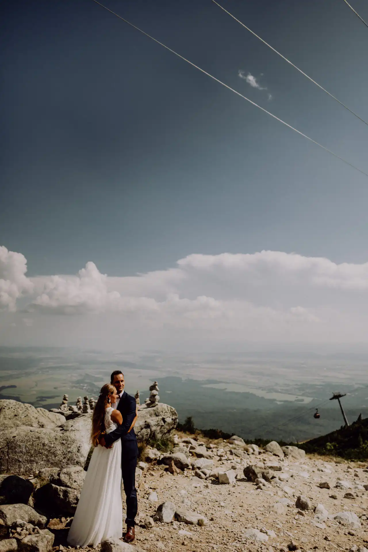 Fotograf na svadbu pri fotení páru v pokojnej lokalite s čistou kompozíciou a prirodzenou atmosférou
