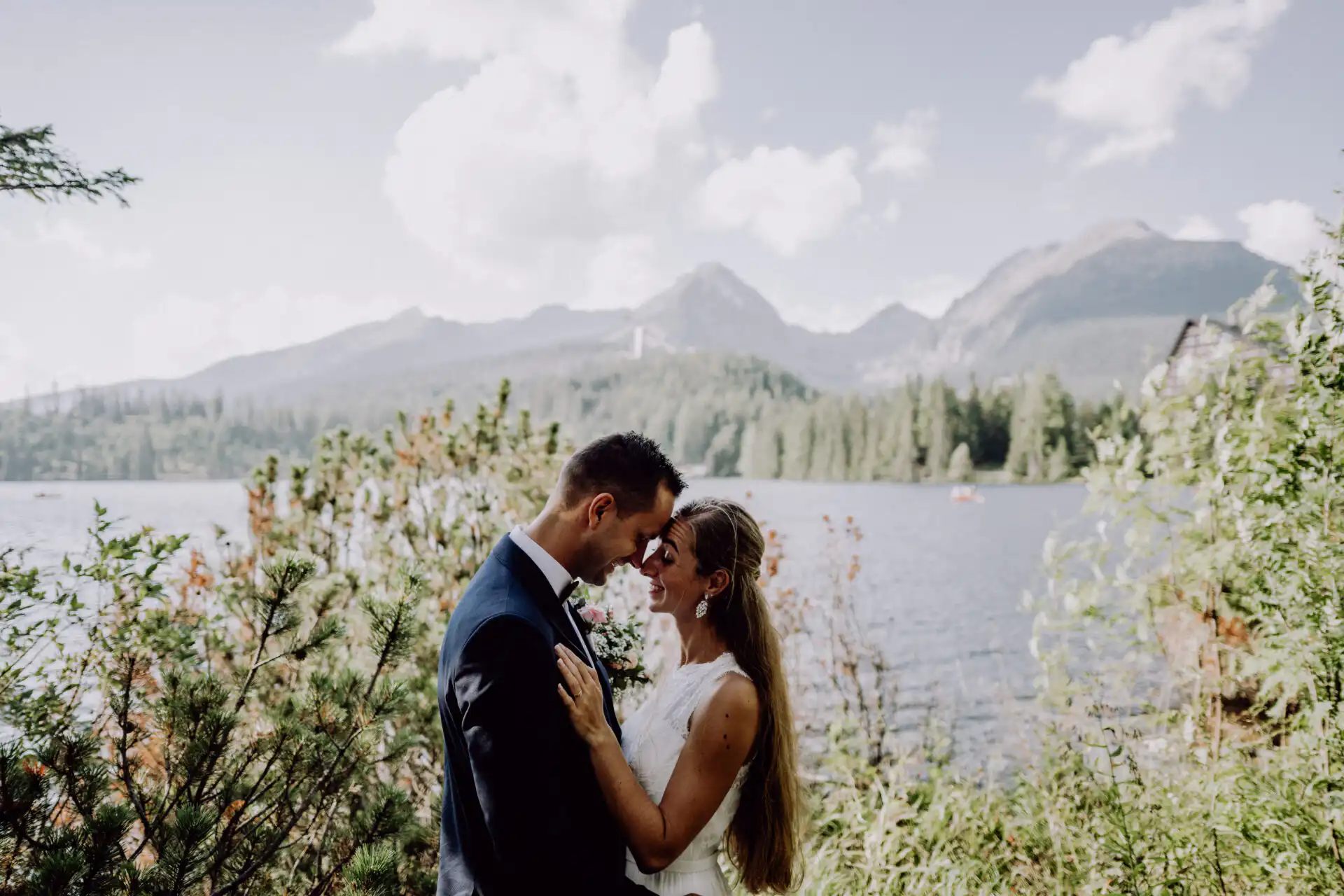 Svadobný fotograf pri práci počas obradu zachytáva emócie a dôležité momenty