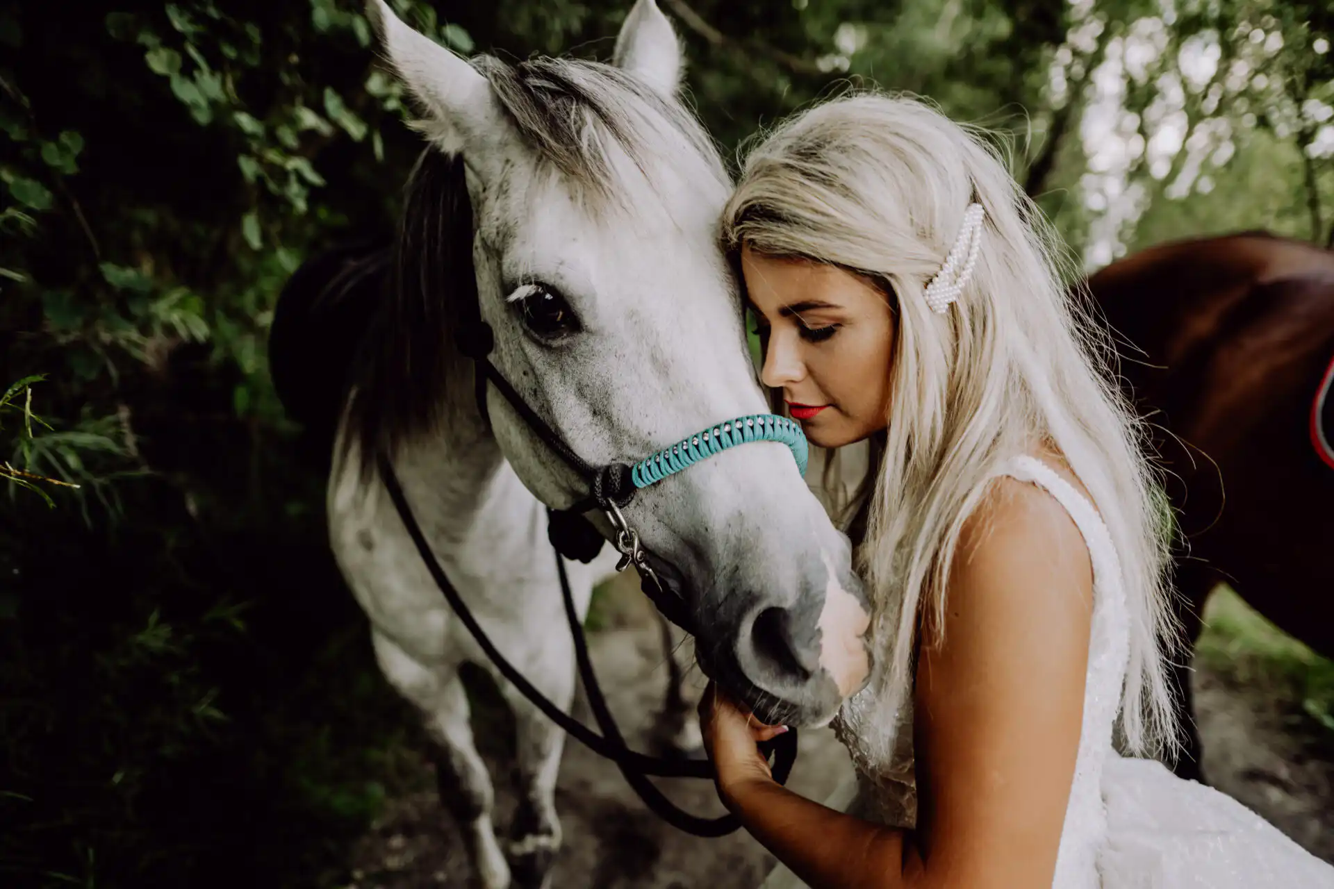 Svadobný fotograf dokumentuje obrad a emócie hostí v prirodzenom reportážnom štýle