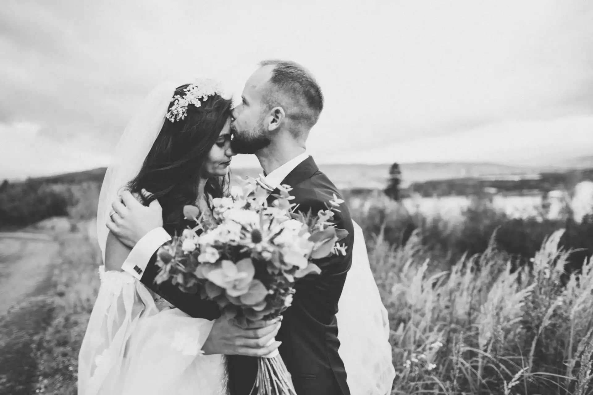 Svadobný fotograf Orava pri fotení páru v prírodnej lokalite s čistou kompozíciou a pokojnou atmosférou