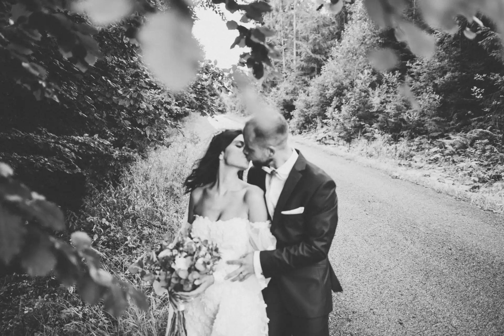 Svadobné fotografie v Tvrdošíne s prirodzeným pohybom páru a jemným oravským svetlom