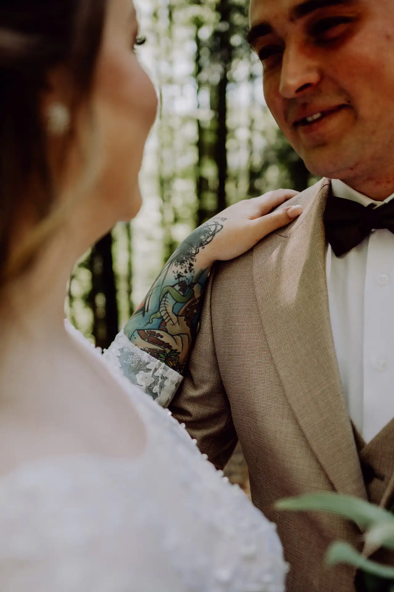 Svadobný fotograf v Žilinskom kraji pri portrétnom fotení páru s prirodzenou emóciou