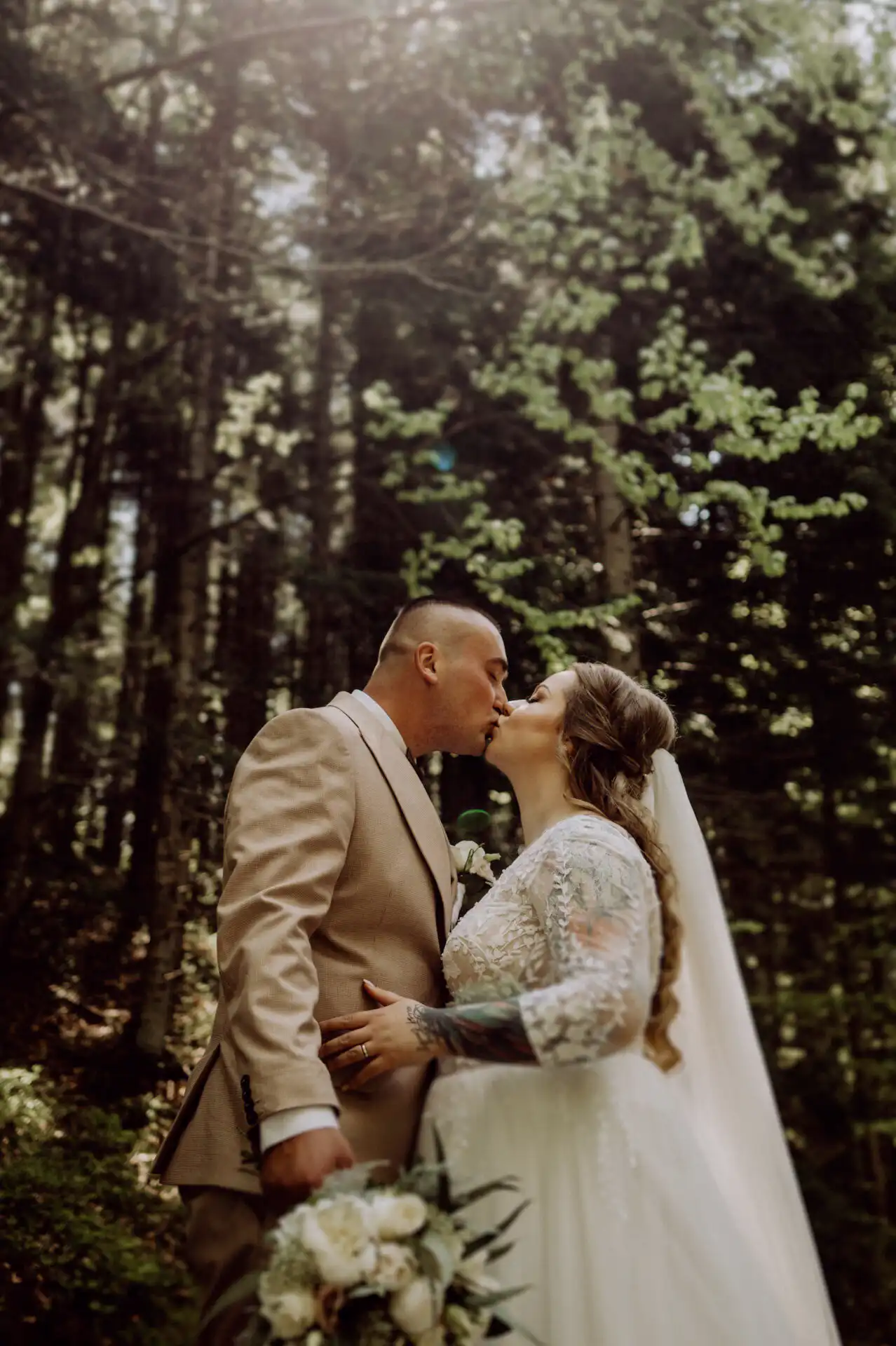 Svadobné fotenie pri západe slnka na Orave s jemným zlatým svetlom a prirodzenou atmosférou