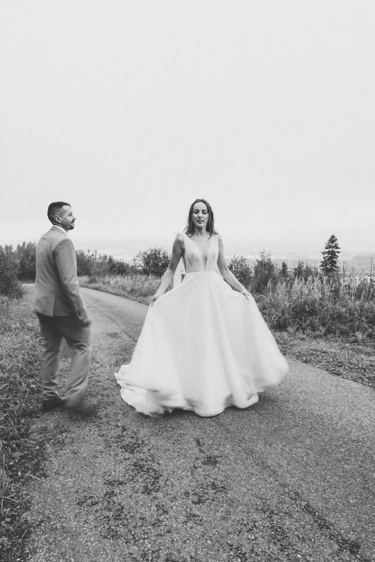 Svadobný fotograf Orava pri portrétnom fotení páru na prirodzenej lokalite s čistou kompozíciou